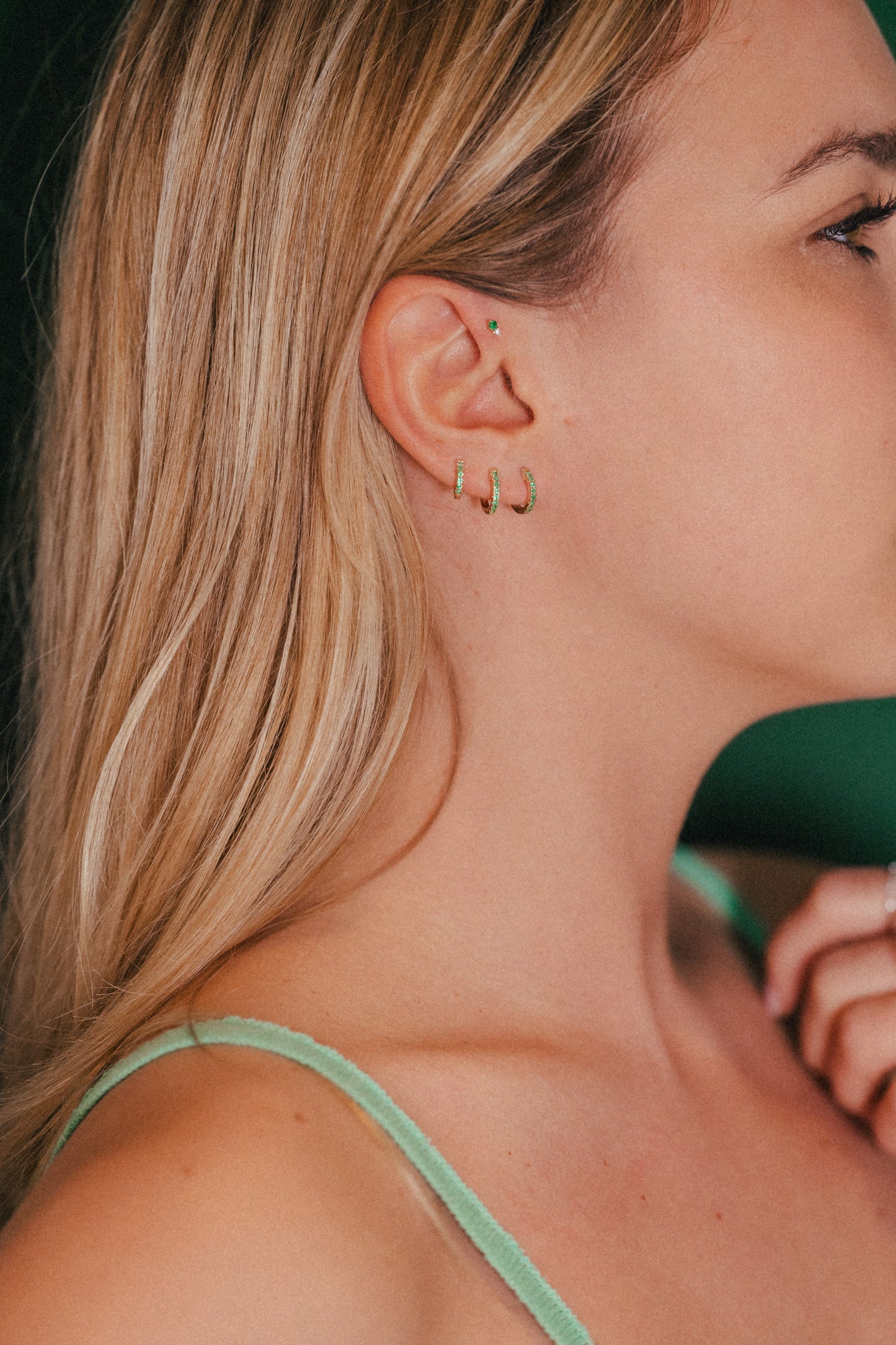 Boucle d'Oreille Unique - Créole Daylight Émeraude - Or Jaune - 7 mm